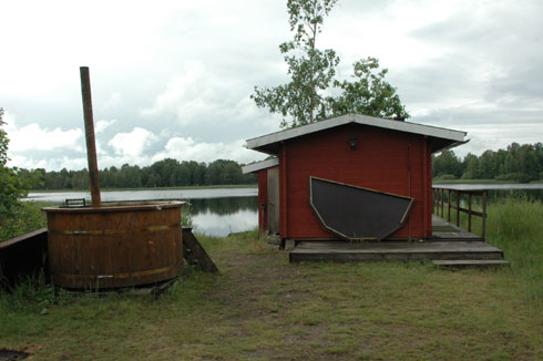 Samhällsföreningens bastu vid Klobosjöns östra strand (foto: Micke Broqvist)