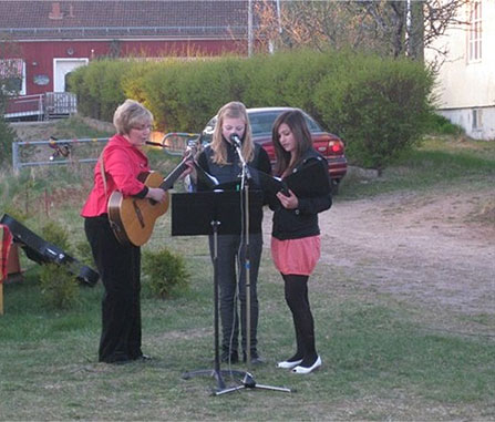 Evelina Johansson och Julia Axelson sjöng några visor till gitarrkomp av Marie-Louise Ohlsson